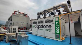 Sistema de generación de energía Capstone C400S instalado en una planta industrial