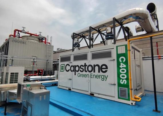 Sistema de generación de energía Capstone C400S instalado en una planta industrial
